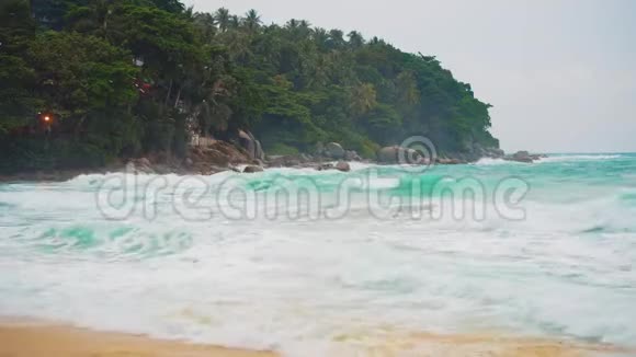 一个热带岛屿海岸的波浪破碎了那是海景视频的预览图