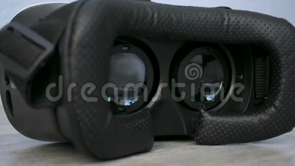 3D360个VR虚拟现实眼镜躺在地板上工作玩游戏视频的预览图