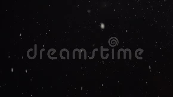 从夜空落下的白色雪的镜头无缝视频的预览图
