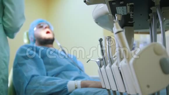 牙科办公室医生病人和工具视频的预览图