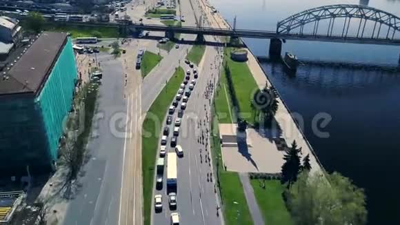 从无人驾驶飞机上看到正在参加马拉松比赛的人群城市景观视频的预览图