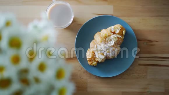法式牛角面包加杏仁切片合上女人手拿羊角面包视频的预览图