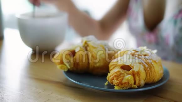 传统早餐包括咖啡和法国牛角面包厨房餐桌视频的预览图