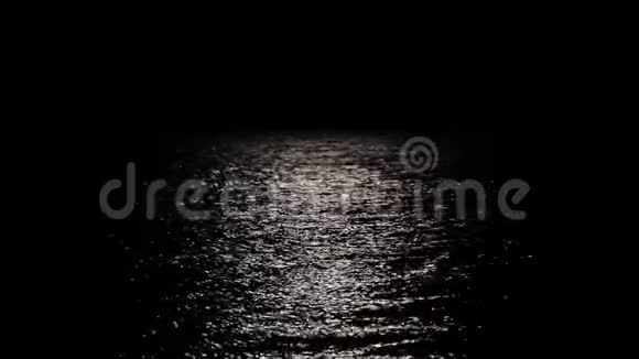 月亮在海水中的倒影月光在水中的倒影视频的预览图