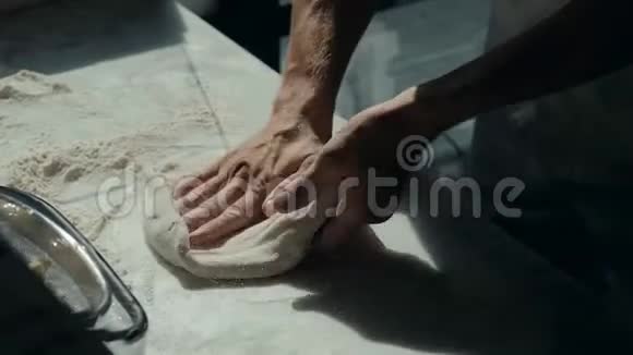 用面粉撒粉的比萨饼面团视频的预览图