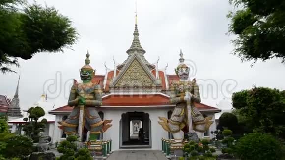 在曼谷的watarun寺走过两座巨大的恶魔雕像视频的预览图