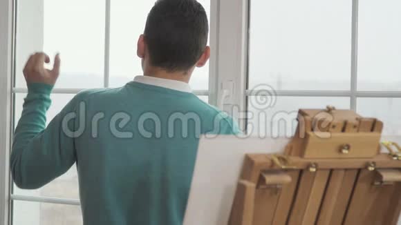 失望的艺术家失去了灵感离开了画架视频的预览图