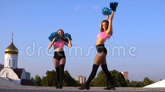 两个女孩拉拉队员在户外跳舞视频的预览图
