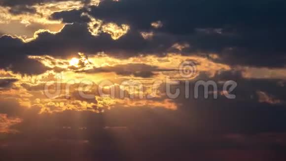 美丽的黄色云彩与大太阳视频的预览图