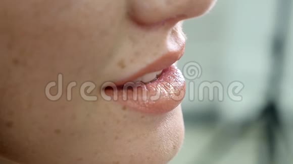 一位专业化妆师将口红涂在模特的嘴唇上从事美容时尚行业视频的预览图