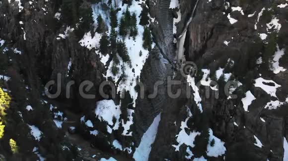 融化的瀑布在一个深黑的雪峡谷视频的预览图