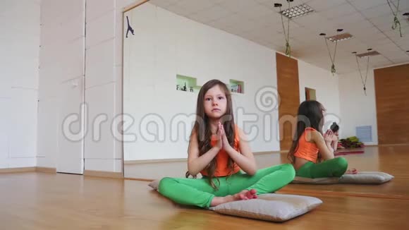 小女孩在健身房练习瑜伽视频的预览图