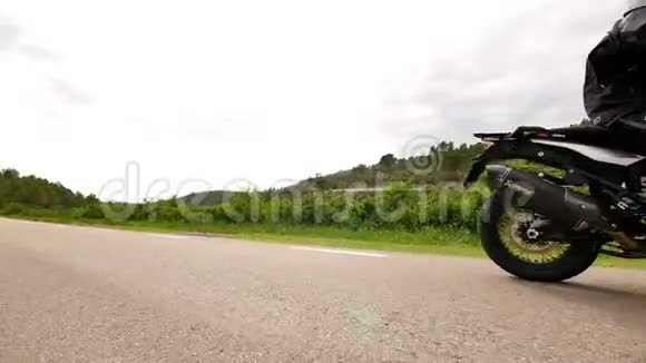 骑摩托车的人骑着摩托车在曲线路上慢动作视频的预览图