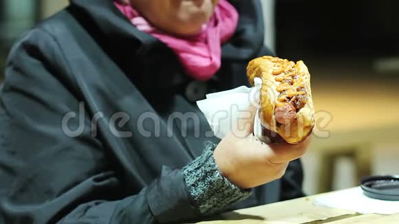 老年女性咬和咀嚼脂肪热狗不健康饮食健康问题视频的预览图