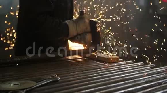 工厂的工人锯金属视频的预览图