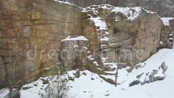 冬季降雪期间的岩石Korostyshevskogo花岗岩采石场切托莫地区视频的预览图