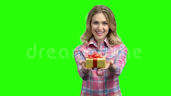 年轻的白种人女人提供礼物视频的预览图