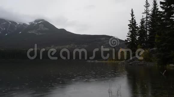 加拿大落基山脉金字塔湖附近的雨天早晨视频的预览图