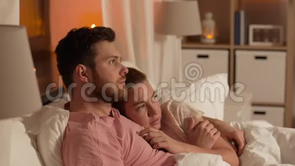 晚上在床上看恐怖电视的情侣视频的预览图