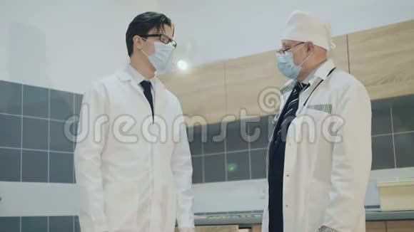 两个医生在医学实验室讨论4公里视频的预览图
