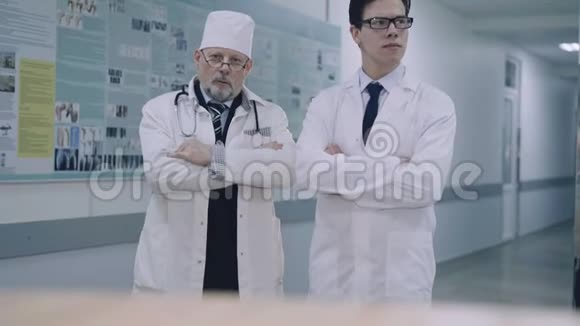 两个严肃的医生在医疗办公室看着摄像机4K视频的预览图
