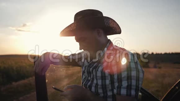 日落时分一名男子正戴着一顶帽子正在制作一部智能手机与客户的沟通现代商业视频的预览图