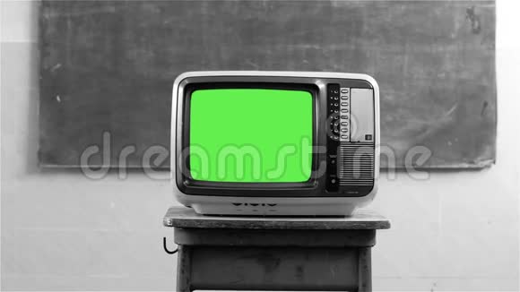 一所学校80年代的绿色屏幕电视黑白色调视频的预览图