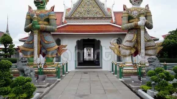 巨大的雕像守护着瓦阿伦神庙的一个入口视频的预览图