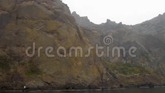 从大海到古代死火山卡拉达格的海岸悬崖视频的预览图