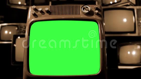 老式TV绿色屏幕与许多1980年代的电视多利出局塞皮娅托内视频的预览图