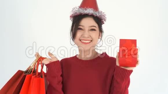 厚颜无耻的女人拿着圣诞礼物和购物袋视频的预览图