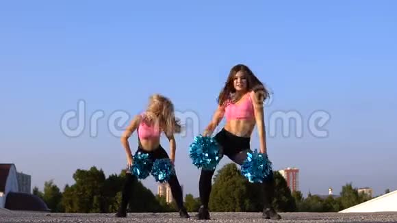两个女孩拉拉队员在户外跳舞视频的预览图