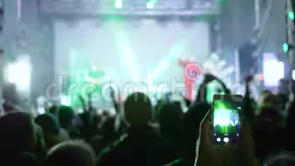 夜间娱乐许多人在音乐会上用闪光灯拍手拍视频视频的预览图