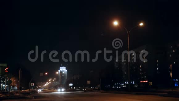 车辆在夜间驶过红绿灯视频的预览图