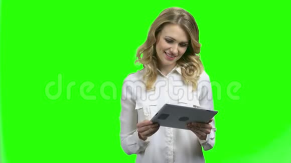 商业女性使用数字平板电脑和说话视频的预览图