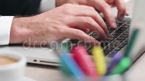 在电脑上工作的男性手的特写镜头视频的预览图