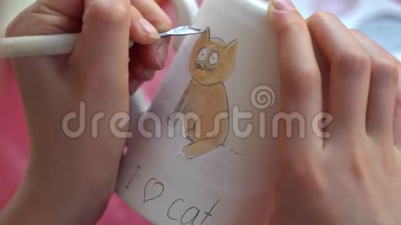 孩子们在陶器车间里画一个杯子视频的预览图