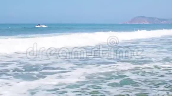 海滩上的海浪泡沫异国情调天堂海滩海滩上平静的海浪热带海滩度假放松海浪视频的预览图