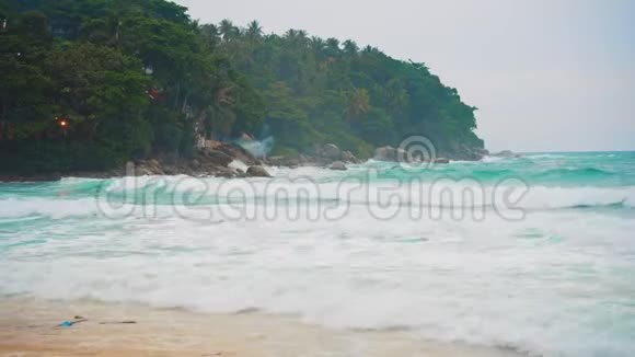 海景热带岛屿的海岸在暴风雨来临之前海浪拍打海滩上的岩石视频的预览图