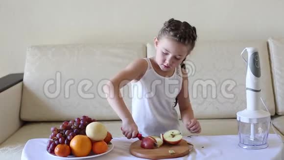 那孩子用刀切苹果视频的预览图