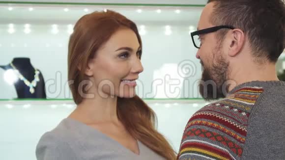 在珠宝店购物后幸福的女人微笑着拥抱她的男人视频的预览图