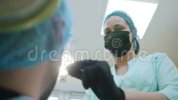 口腔医生和牙科办公室的病人检查和检查口腔准备治疗视频的预览图