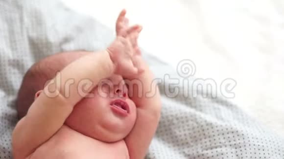 新生婴儿的梦想三周大的婴儿在梦中挥舞着双手小脸昏迷视频的预览图
