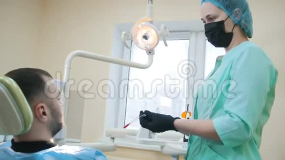 口腔科医生和牙科诊所的病人准备治疗病人戴护目镜视频的预览图