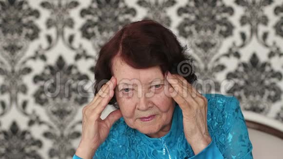 老妇人头痛的肖像特写视频的预览图