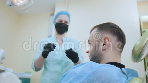 口腔科医生和牙科诊所的病人准备治疗病人戴护目镜视频的预览图
