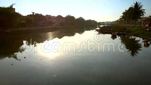 照相机在日出后移动反射到海峡水面上视频的预览图