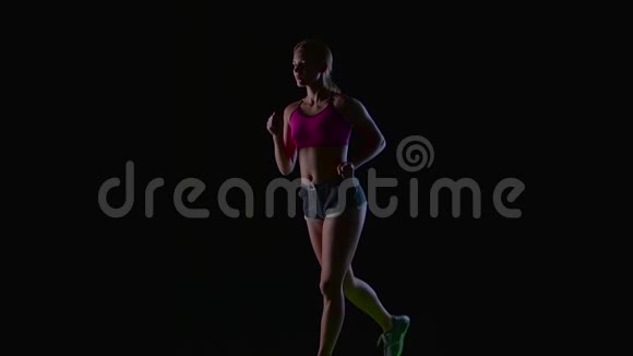 运动健身女跑步前视图的黑色背景轮廓慢动作视频的预览图