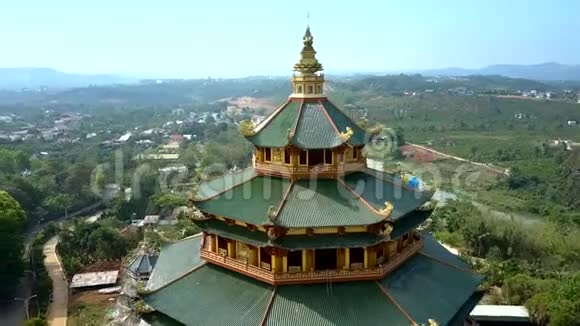 在寺庙的上层绿色屋顶环绕山谷视频的预览图