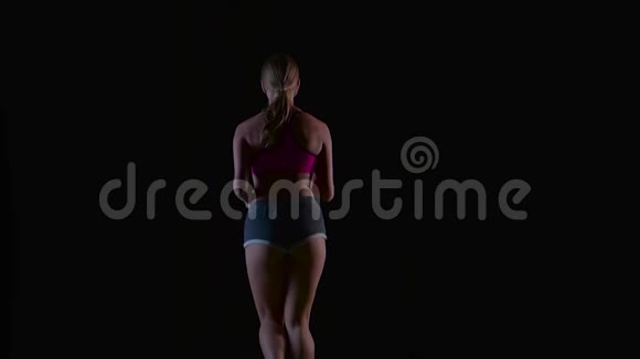 女人在黑色背景下慢跑后景剪影慢动作视频的预览图